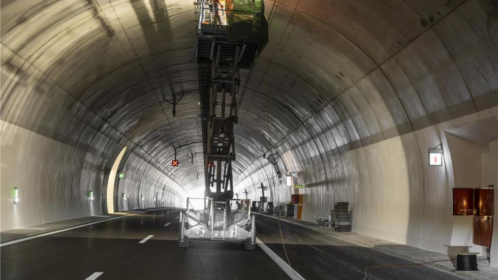 Ολυμπία Οδός: Με LED φώτα στο 100% και σήραγγες που διασπούν τους ρύπους